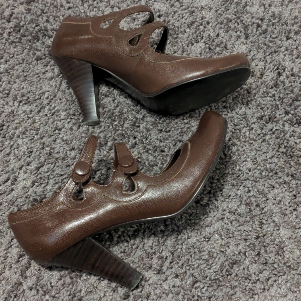 High heeled round toe strappy shoes